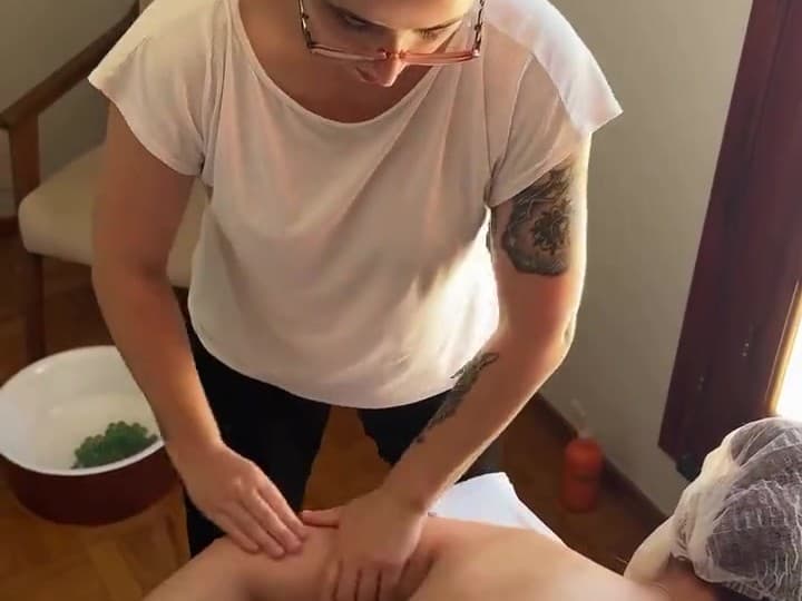 Terapeuta do Espaço Satyamayi durante um atendimento